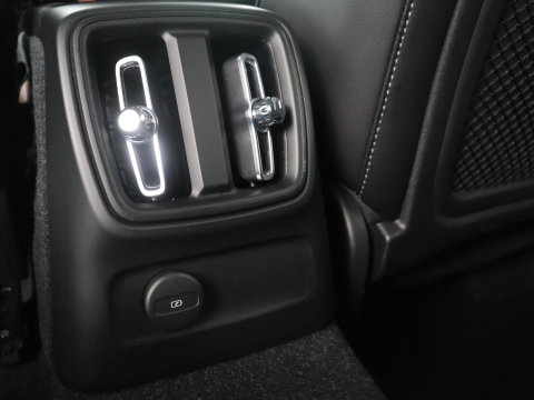 Volvo XC40 2.0 B3 Business Edition | SOH 90,7% | Panoramadak | Leder | Cruise control | Harman/Kardon | Stuur/stoel verwarming | Climate control | Carplay | Camera | Park assist | PHEV