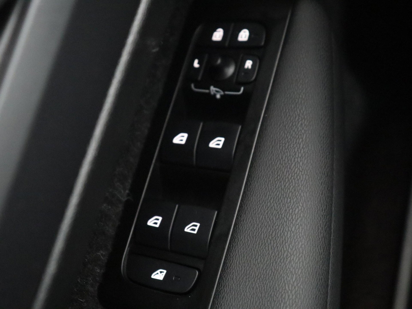 Volvo XC40 2.0 B3 Business Edition | SOH 90,7% | Panoramadak | Leder | Cruise control | Harman/Kardon | Stuur/stoel verwarming | Climate control | Carplay | Camera | Park assist | PHEV