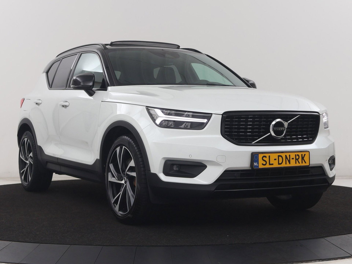 Volvo XC40 2.0 B3 Business Edition | SOH 90,7% | Panoramadak | Leder | Cruise control | Harman/Kardon | Stuur/stoel verwarming | Climate control | Carplay | Camera | Park assist | PHEV