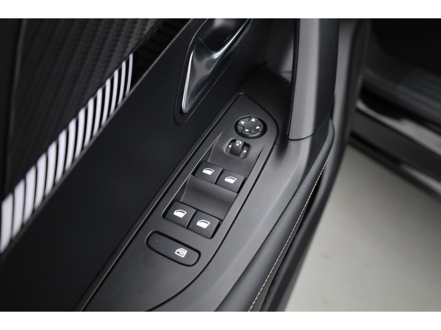 Peugeot 2008 1.2 PureTech 130 Allure | Rijklaar!! | Adapt. Cruise | Dodehoek | 360cam | Stoelverw. | Keyless | Apple Carplay