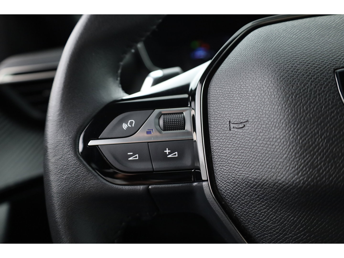 Peugeot 2008 1.2 PureTech 130 Allure | Rijklaar!! | Adapt. Cruise | Dodehoek | 360cam | Stoelverw. | Keyless | Apple Carplay