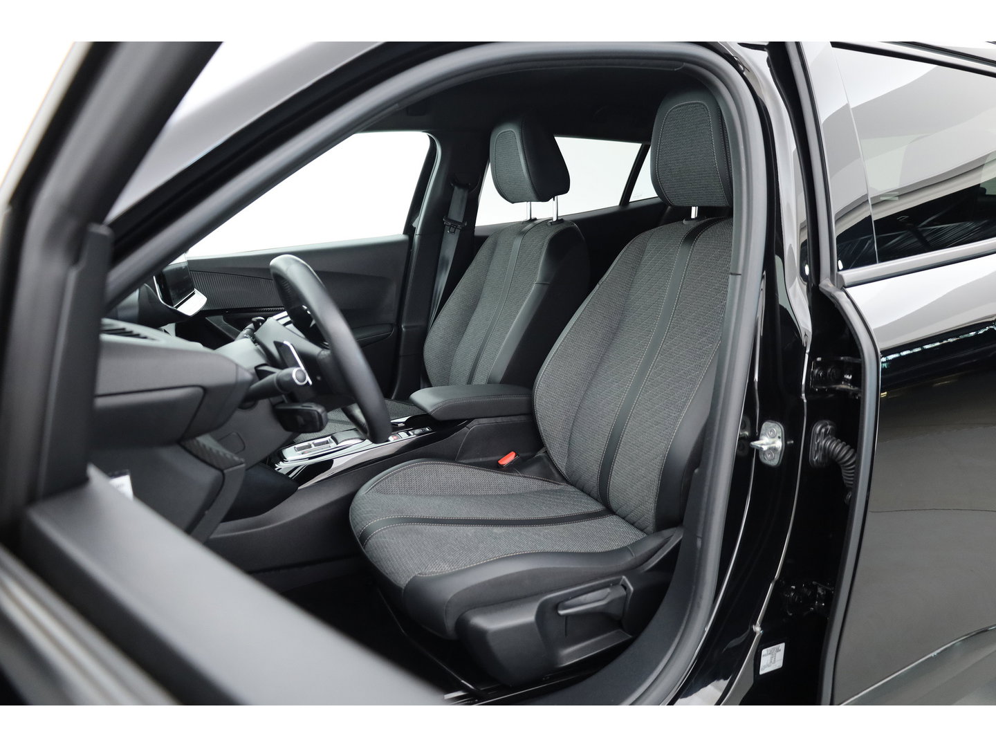 Peugeot 2008 1.2 PureTech 130 Allure | Rijklaar!! | Adapt. Cruise | Dodehoek | 360cam | Stoelverw. | Keyless | Apple Carplay