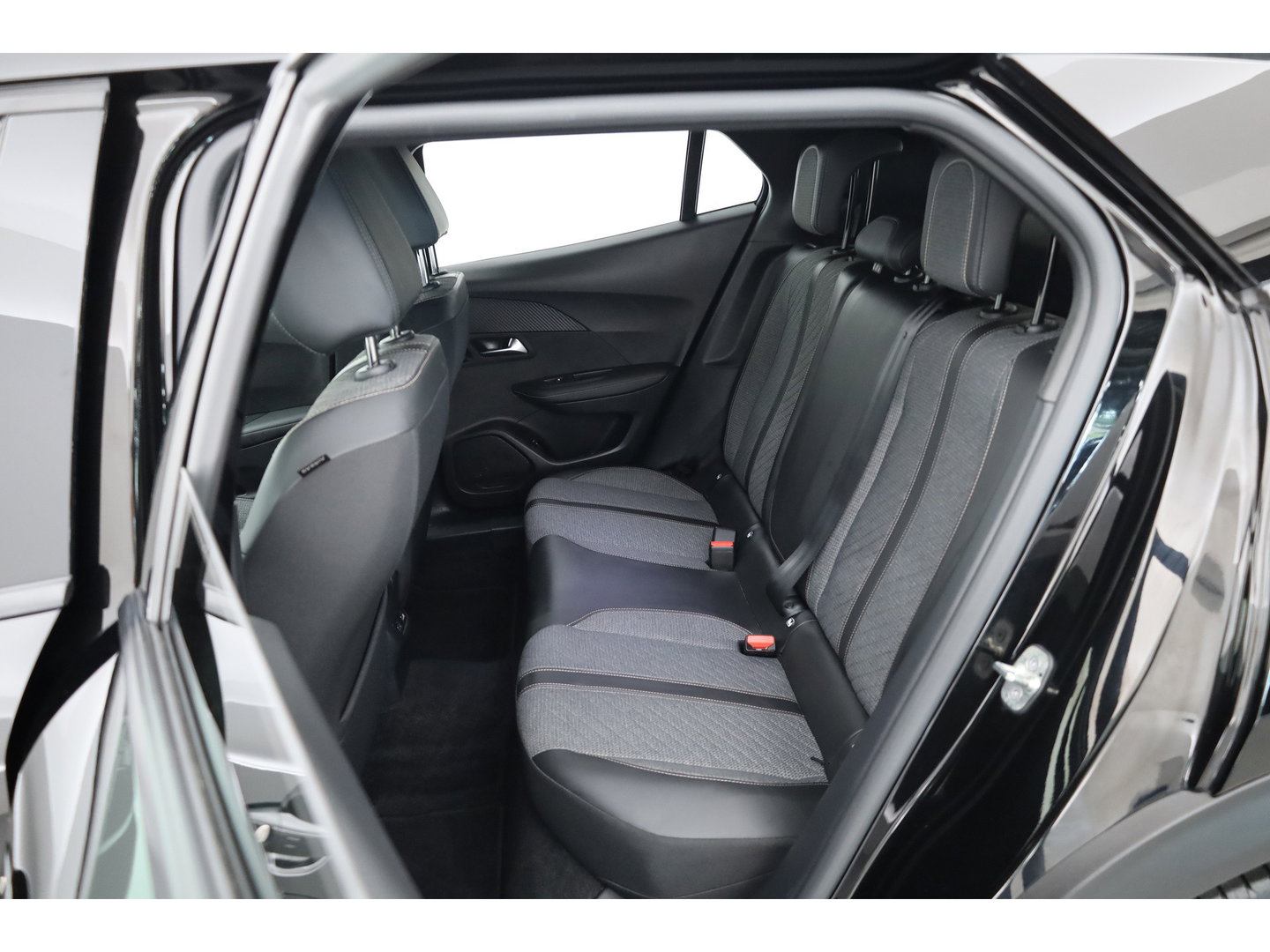 Peugeot 2008 1.2 PureTech 130 Allure | Rijklaar!! | Adapt. Cruise | Dodehoek | 360cam | Stoelverw. | Keyless | Apple Carplay