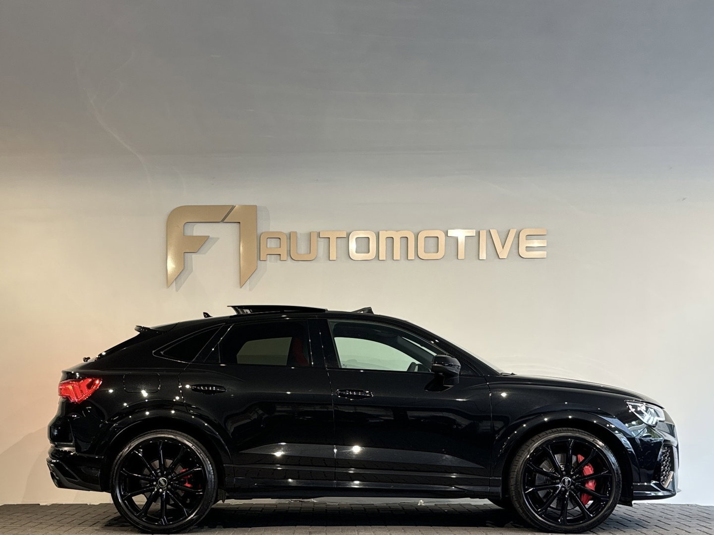 Audi RSQ3 Sportback 2.5 TFSI RS Pano|B&O|Trekhaak|360|Memory|Sfeer