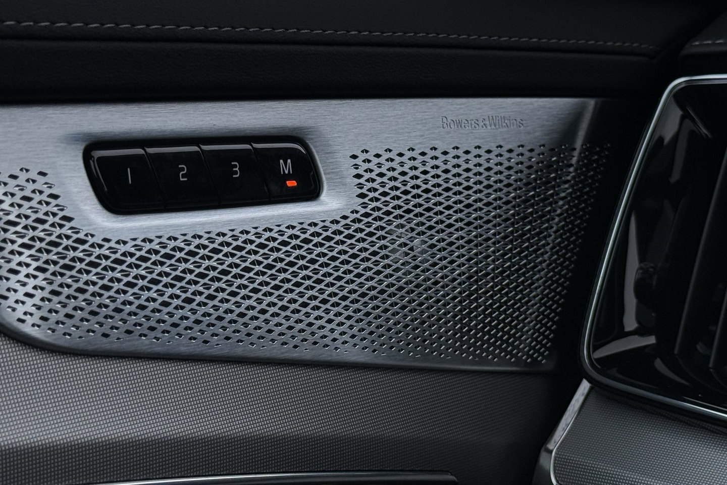 Volvo XC90 T8 Ultra Black Edition | Bowers&Wilkins | Luchtvering | Panoramadak | Trekhaak | 360° Camera | Massage | Stoelventilatie | 21 Inch