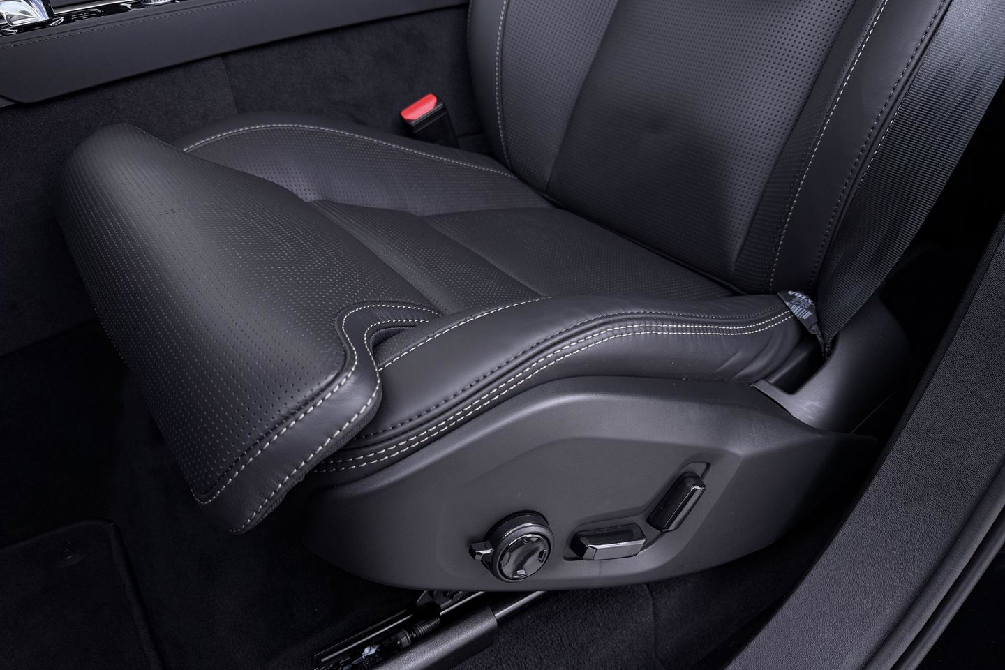 Volvo XC90 T8 Ultra Black Edition | Bowers&Wilkins | Luchtvering | Panoramadak | Trekhaak | 360° Camera | Massage | Stoelventilatie | 21 Inch