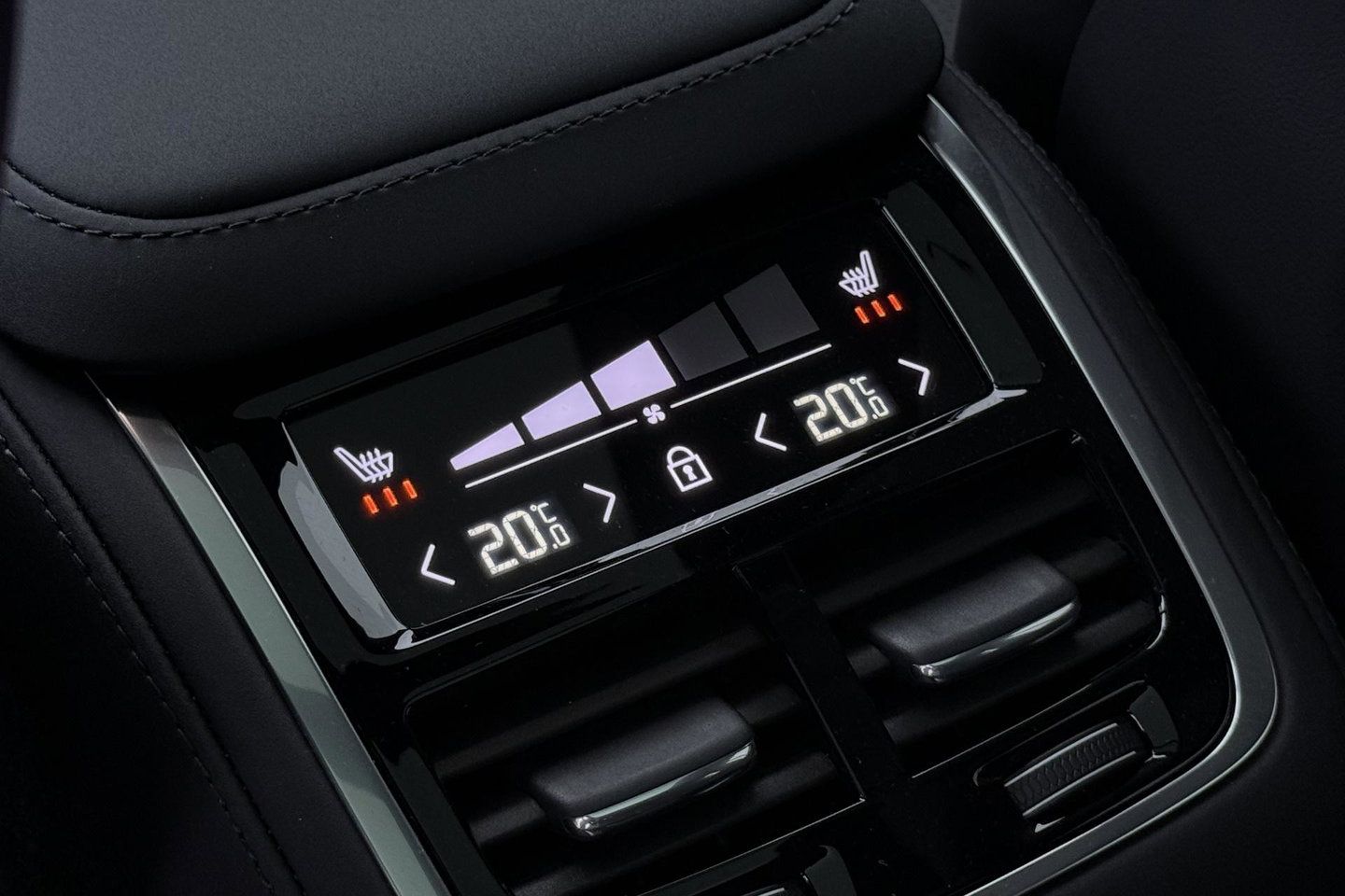 Volvo XC90 T8 Ultra Black Edition | Bowers&Wilkins | Luchtvering | Panoramadak | Trekhaak | 360° Camera | Massage | Stoelventilatie | 21 Inch