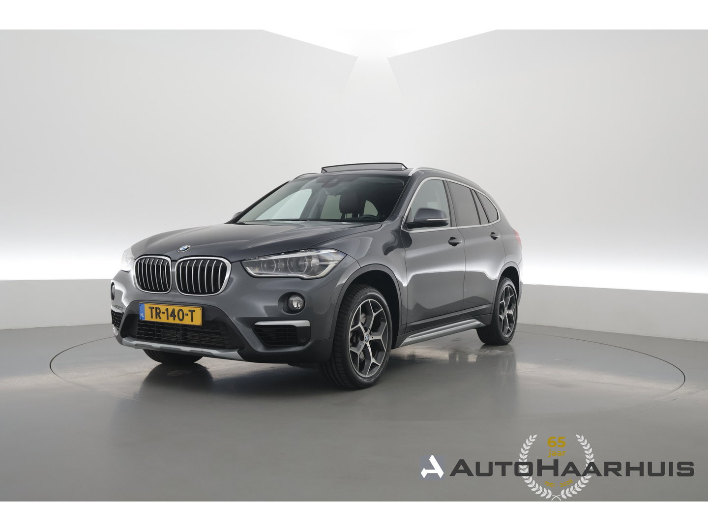 BMW X1 sDrive20i Orange Edition II | Rijklaar! | Navi | Cruise | Pano | Trekhaak | Stoelverw. | HUD | PDVC V+A | 18"