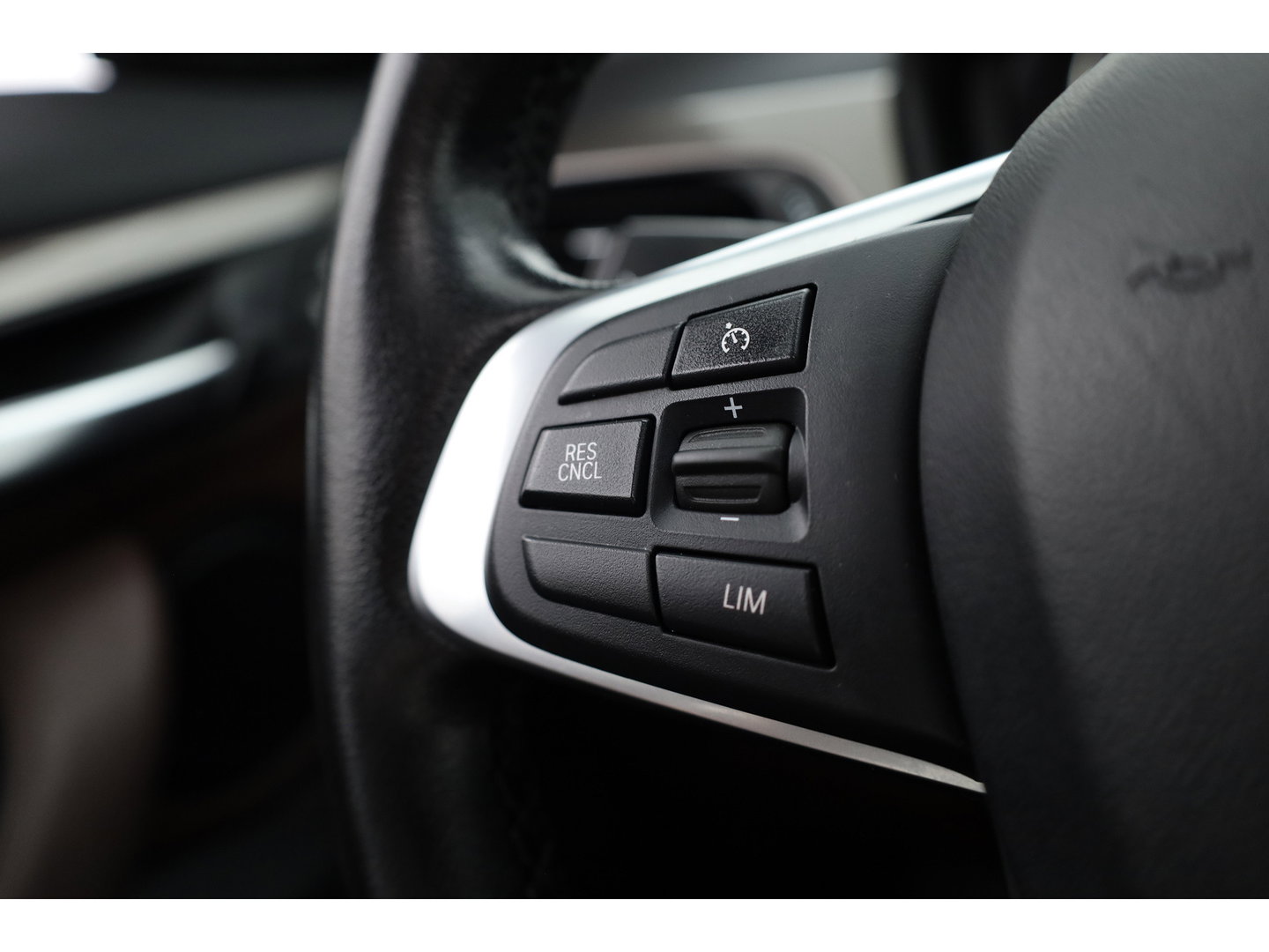 BMW X1 sDrive20i Orange Edition II | Rijklaar! | Navi | Cruise | Pano | Trekhaak | Stoelverw. | HUD | PDVC V+A | 18"