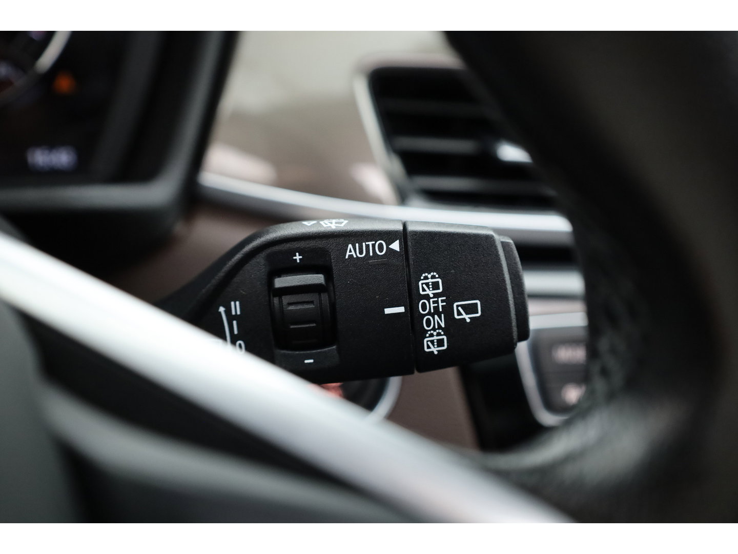 BMW X1 sDrive20i Orange Edition II | Rijklaar! | Navi | Cruise | Pano | Trekhaak | Stoelverw. | HUD | PDVC V+A | 18"