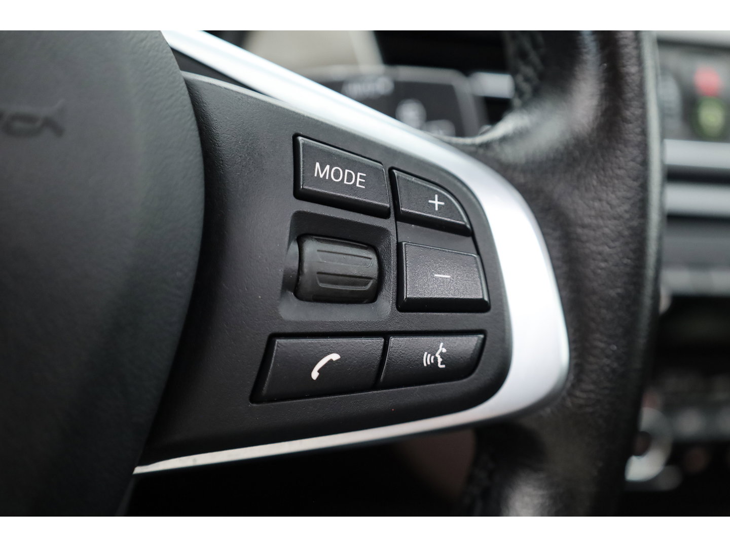BMW X1 sDrive20i Orange Edition II | Rijklaar! | Navi | Cruise | Pano | Trekhaak | Stoelverw. | HUD | PDVC V+A | 18"