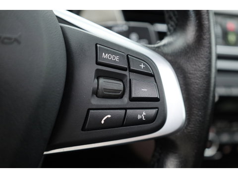 BMW X1 sDrive20i Orange Edition II | Rijklaar! | Navi | Cruise | Pano | Trekhaak | Stoelverw. | HUD | PDVC V+A | 18"