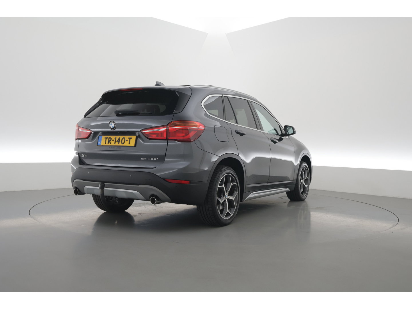 BMW X1 sDrive20i Orange Edition II | Rijklaar! | Navi | Cruise | Pano | Trekhaak | Stoelverw. | HUD | PDVC V+A | 18"