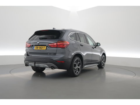 BMW X1 sDrive20i Orange Edition II | Rijklaar! | Navi | Cruise | Pano | Trekhaak | Stoelverw. | HUD | PDVC V+A | 18"