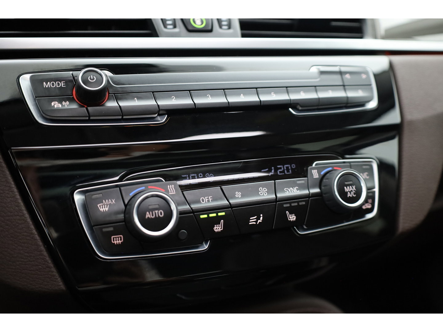 BMW X1 sDrive20i Orange Edition II | Rijklaar! | Navi | Cruise | Pano | Trekhaak | Stoelverw. | HUD | PDVC V+A | 18"