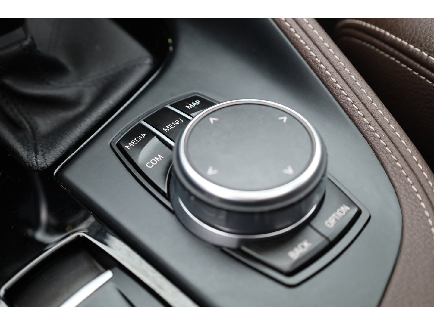 BMW X1 sDrive20i Orange Edition II | Rijklaar! | Navi | Cruise | Pano | Trekhaak | Stoelverw. | HUD | PDVC V+A | 18"