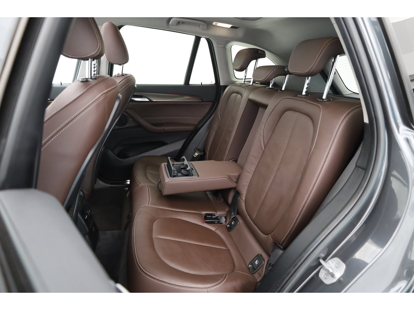 BMW X1 sDrive20i Orange Edition II | Rijklaar! | Navi | Cruise | Pano | Trekhaak | Stoelverw. | HUD | PDVC V+A | 18"