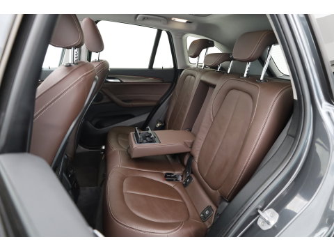 BMW X1 sDrive20i Orange Edition II | Rijklaar! | Navi | Cruise | Pano | Trekhaak | Stoelverw. | HUD | PDVC V+A | 18"