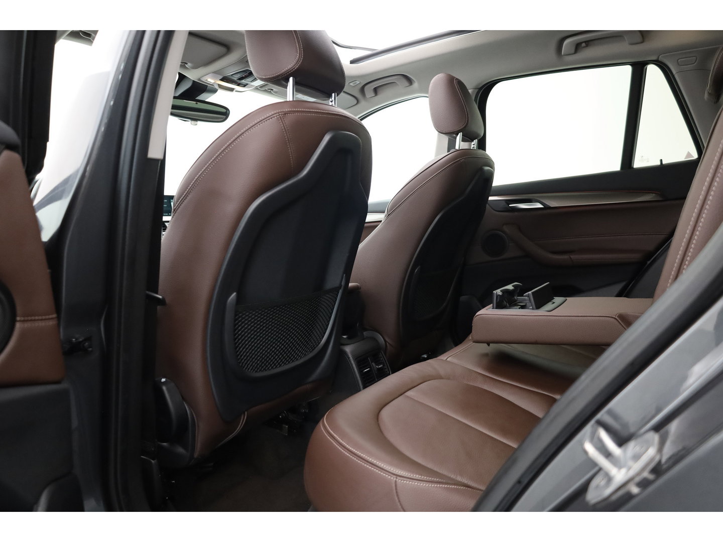 BMW X1 sDrive20i Orange Edition II | Rijklaar! | Navi | Cruise | Pano | Trekhaak | Stoelverw. | HUD | PDVC V+A | 18"