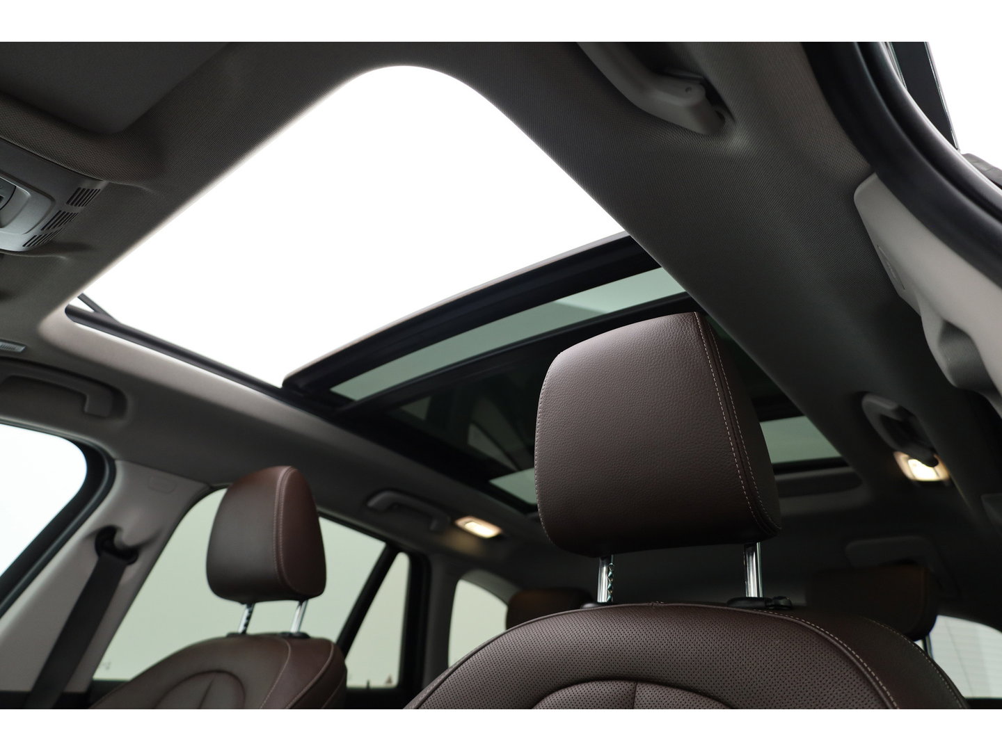 BMW X1 sDrive20i Orange Edition II | Rijklaar! | Navi | Cruise | Pano | Trekhaak | Stoelverw. | HUD | PDVC V+A | 18"