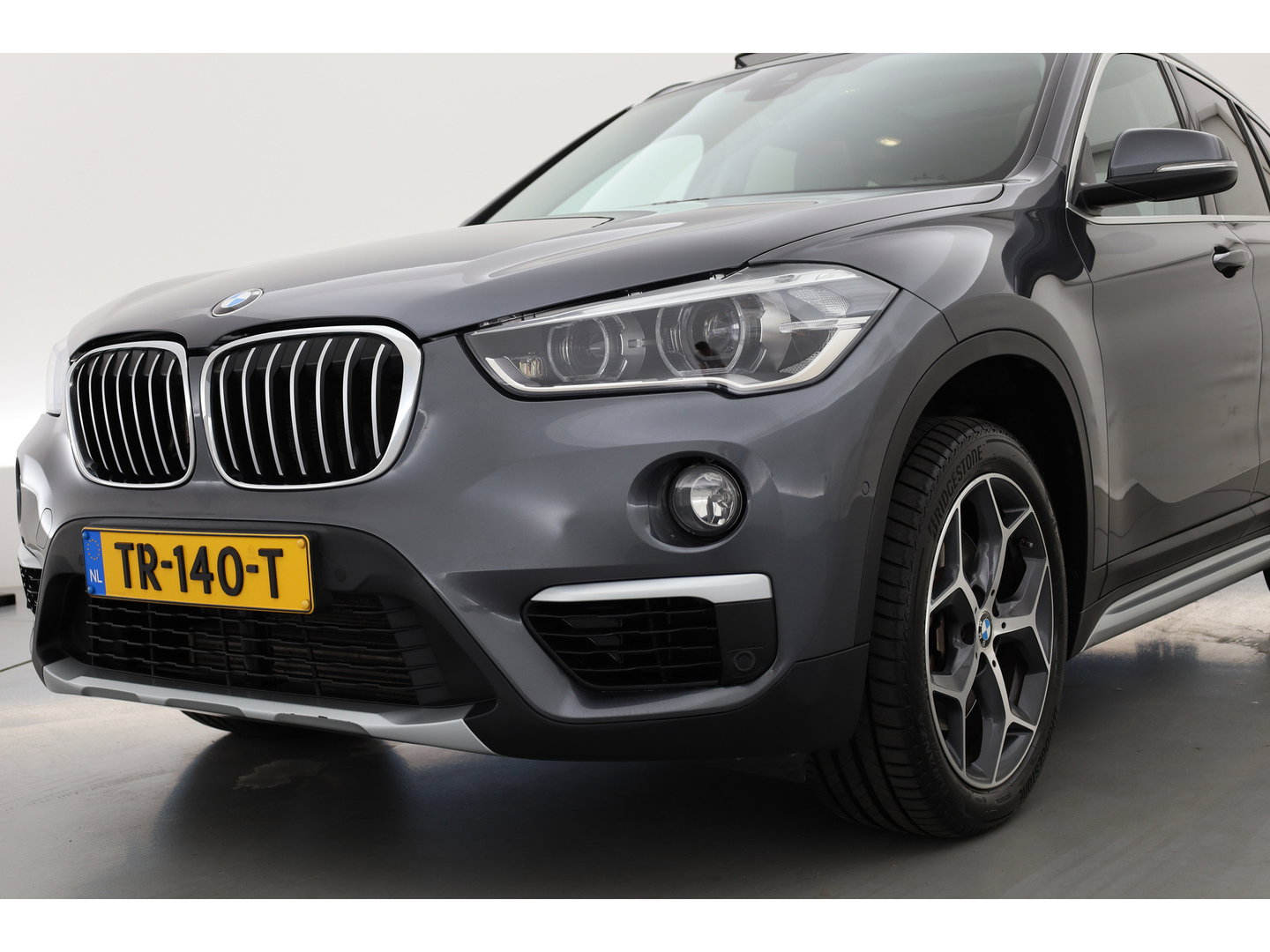 BMW X1 sDrive20i Orange Edition II | Rijklaar! | Navi | Cruise | Pano | Trekhaak | Stoelverw. | HUD | PDVC V+A | 18"