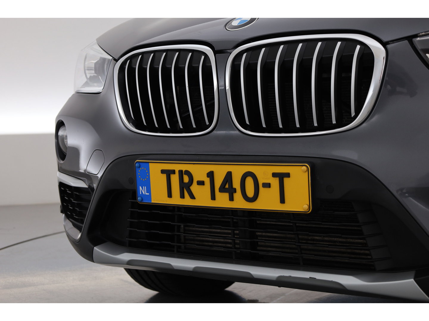 BMW X1 sDrive20i Orange Edition II | Rijklaar! | Navi | Cruise | Pano | Trekhaak | Stoelverw. | HUD | PDVC V+A | 18"