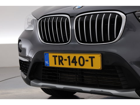 BMW X1 sDrive20i Orange Edition II | Rijklaar! | Navi | Cruise | Pano | Trekhaak | Stoelverw. | HUD | PDVC V+A | 18"