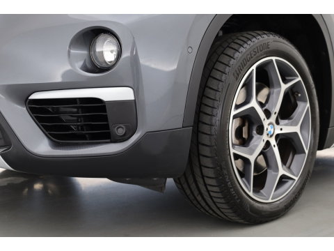 BMW X1 sDrive20i Orange Edition II | Rijklaar! | Navi | Cruise | Pano | Trekhaak | Stoelverw. | HUD | PDVC V+A | 18"