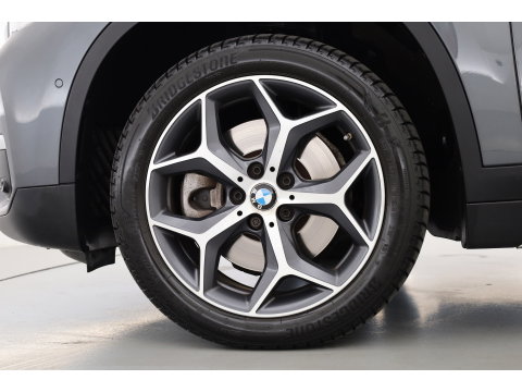 BMW X1 sDrive20i Orange Edition II | Rijklaar! | Navi | Cruise | Pano | Trekhaak | Stoelverw. | HUD | PDVC V+A | 18"