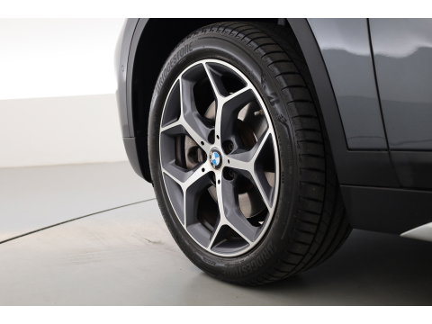 BMW X1 sDrive20i Orange Edition II | Rijklaar! | Navi | Cruise | Pano | Trekhaak | Stoelverw. | HUD | PDVC V+A | 18"