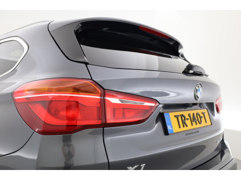 BMW X1 sDrive20i Orange Edition II | Rijklaar! | Navi | Cruise | Pano | Trekhaak | Stoelverw. | HUD | PDVC V+A | 18"