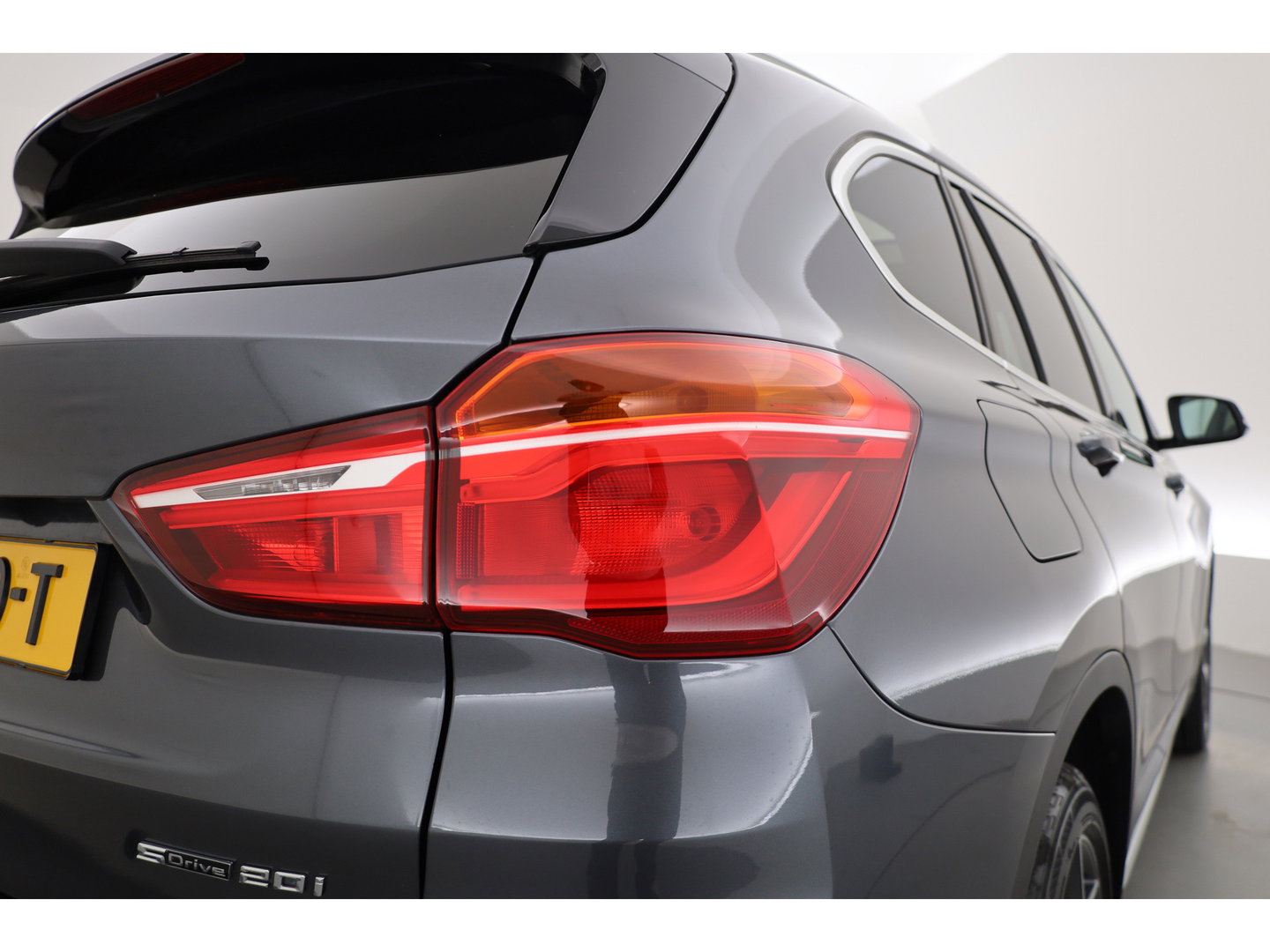 BMW X1 sDrive20i Orange Edition II | Rijklaar! | Navi | Cruise | Pano | Trekhaak | Stoelverw. | HUD | PDVC V+A | 18"
