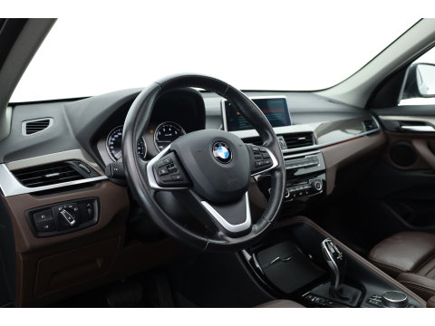 BMW X1 sDrive20i Orange Edition II | Rijklaar! | Navi | Cruise | Pano | Trekhaak | Stoelverw. | HUD | PDVC V+A | 18"