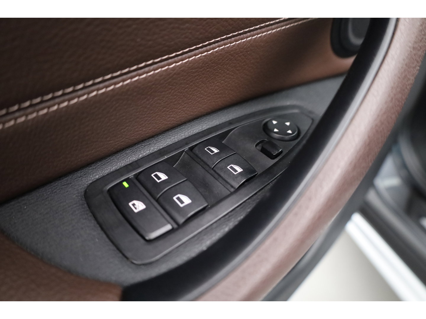 BMW X1 sDrive20i Orange Edition II | Rijklaar! | Navi | Cruise | Pano | Trekhaak | Stoelverw. | HUD | PDVC V+A | 18"
