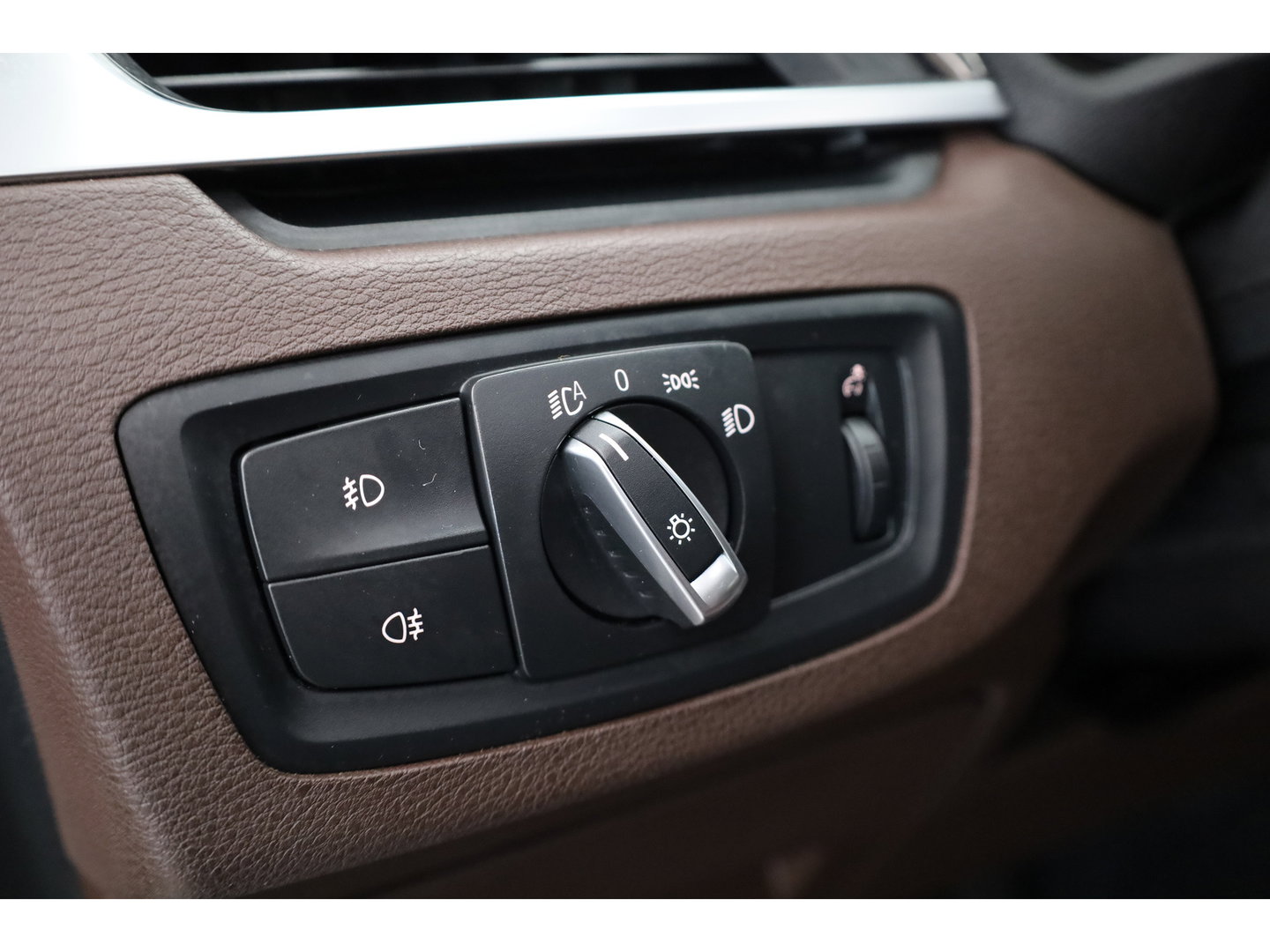 BMW X1 sDrive20i Orange Edition II | Rijklaar! | Navi | Cruise | Pano | Trekhaak | Stoelverw. | HUD | PDVC V+A | 18"
