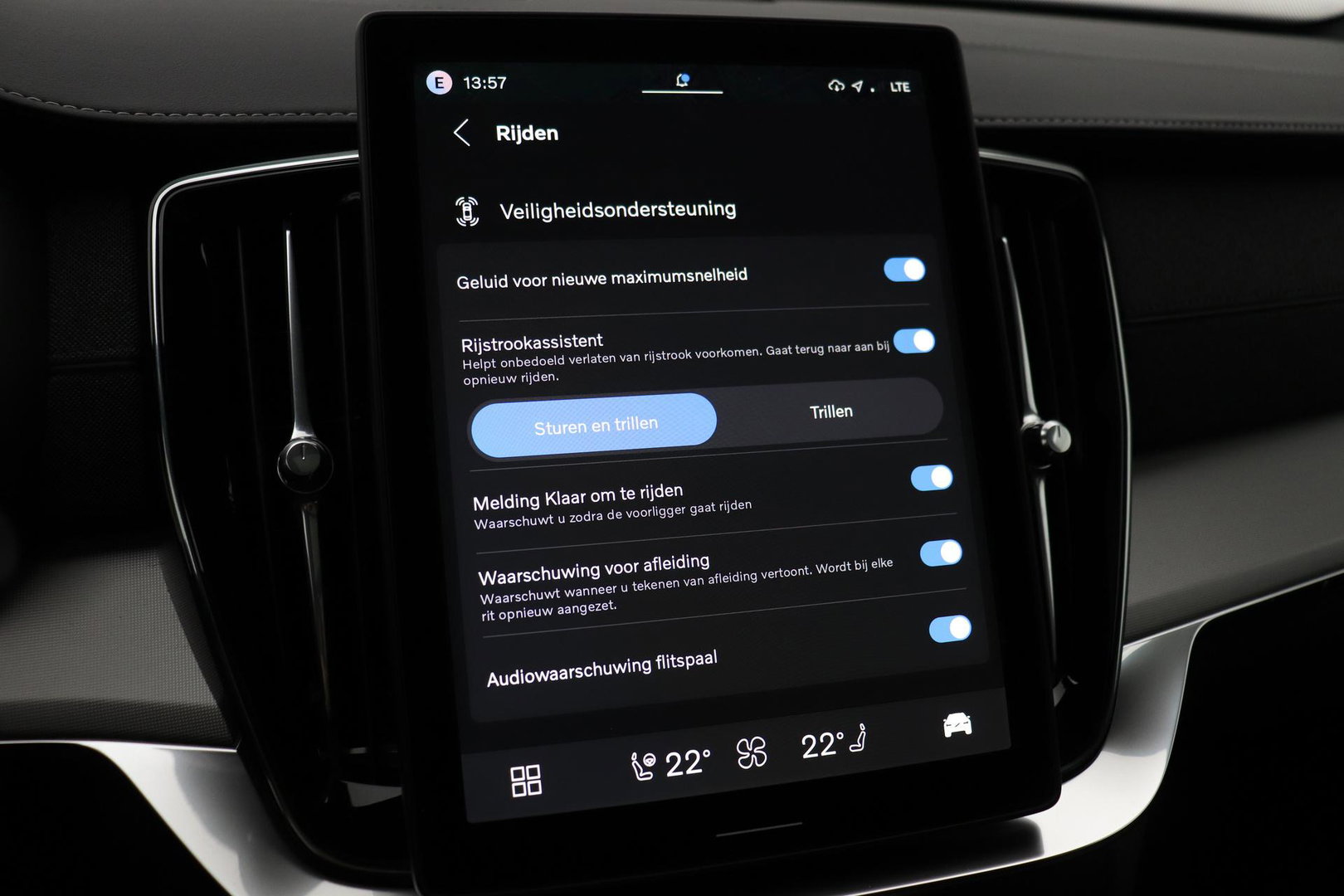 Volvo XC90 T8 Ultra Black Edition | Bowers&Wilkins | Luchtvering | Panoramadak | Trekhaak | 360° Camera | Massage | Stoelventilatie