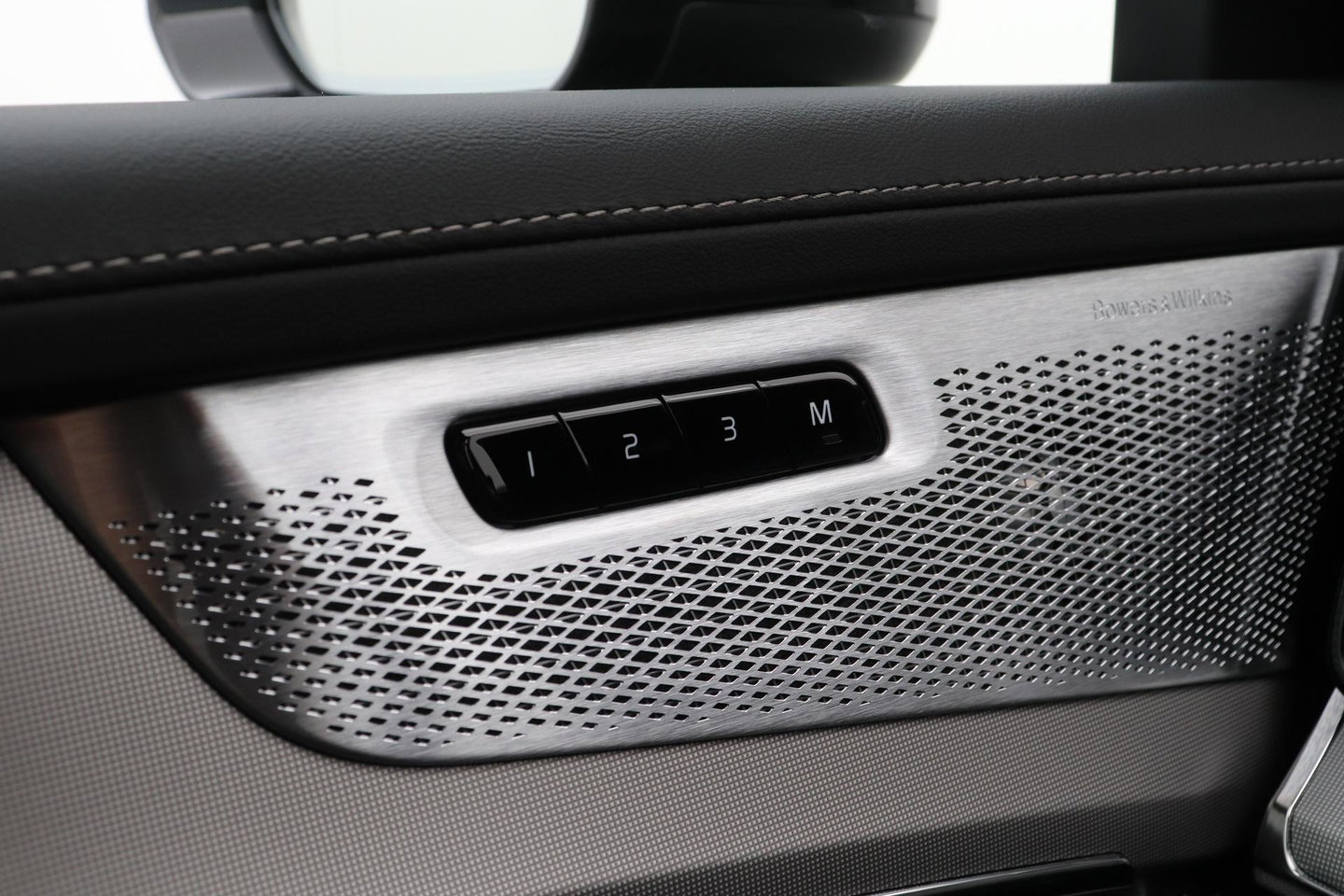 Volvo XC90 T8 Ultra Black Edition | Bowers&Wilkins | Luchtvering | Panoramadak | Trekhaak | 360° Camera | Massage | Stoelventilatie