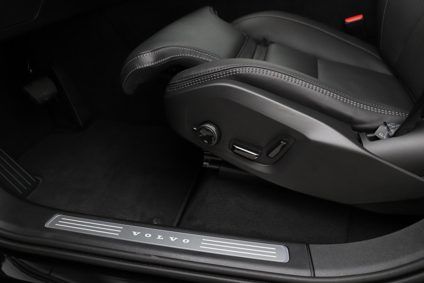 Volvo XC90 T8 Ultra Black Edition | Bowers&Wilkins | Luchtvering | Panoramadak | Trekhaak | 360° Camera | Massage | Stoelventilatie