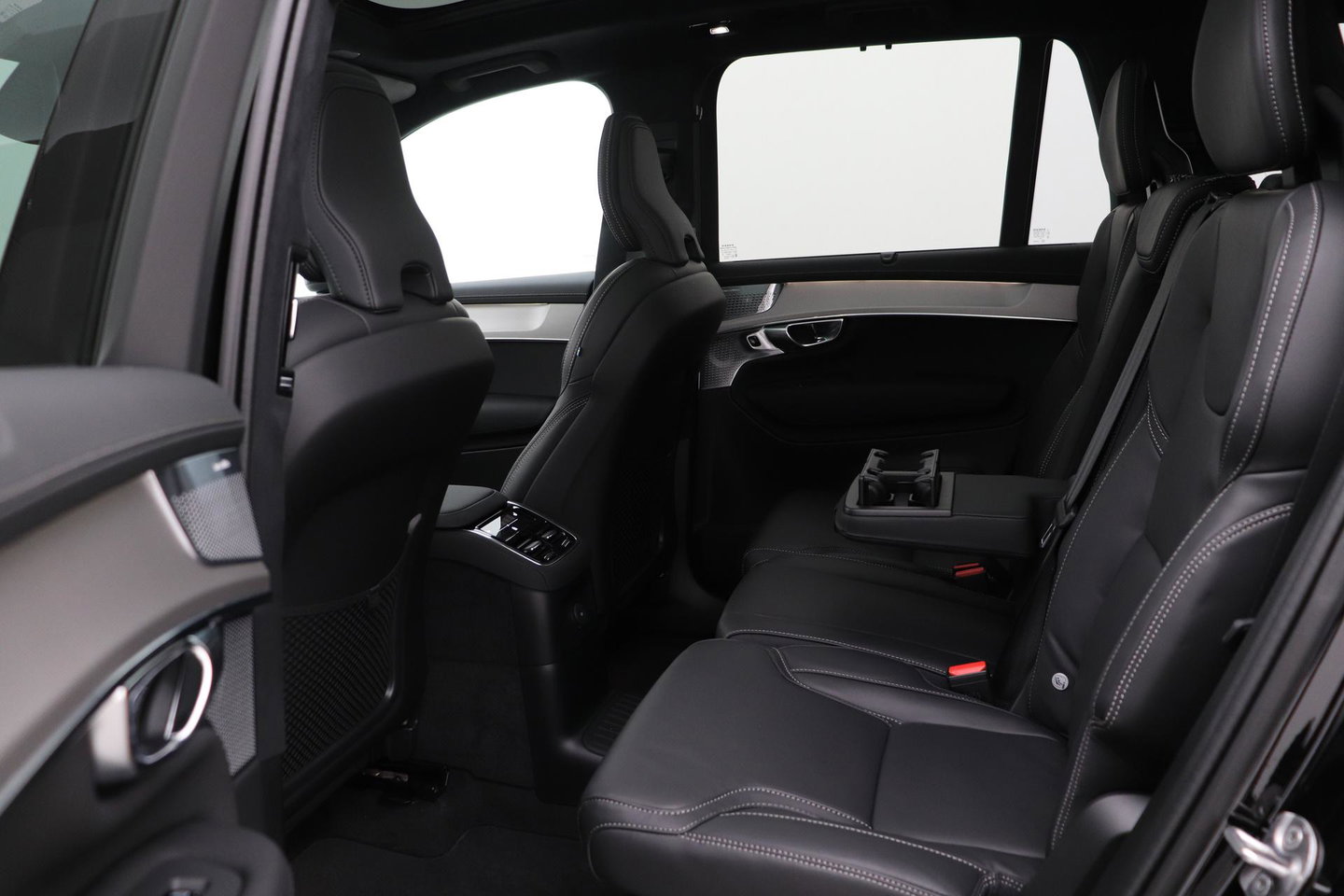 Volvo XC90 T8 Ultra Black Edition | Bowers&Wilkins | Luchtvering | Panoramadak | Trekhaak | 360° Camera | Massage | Stoelventilatie