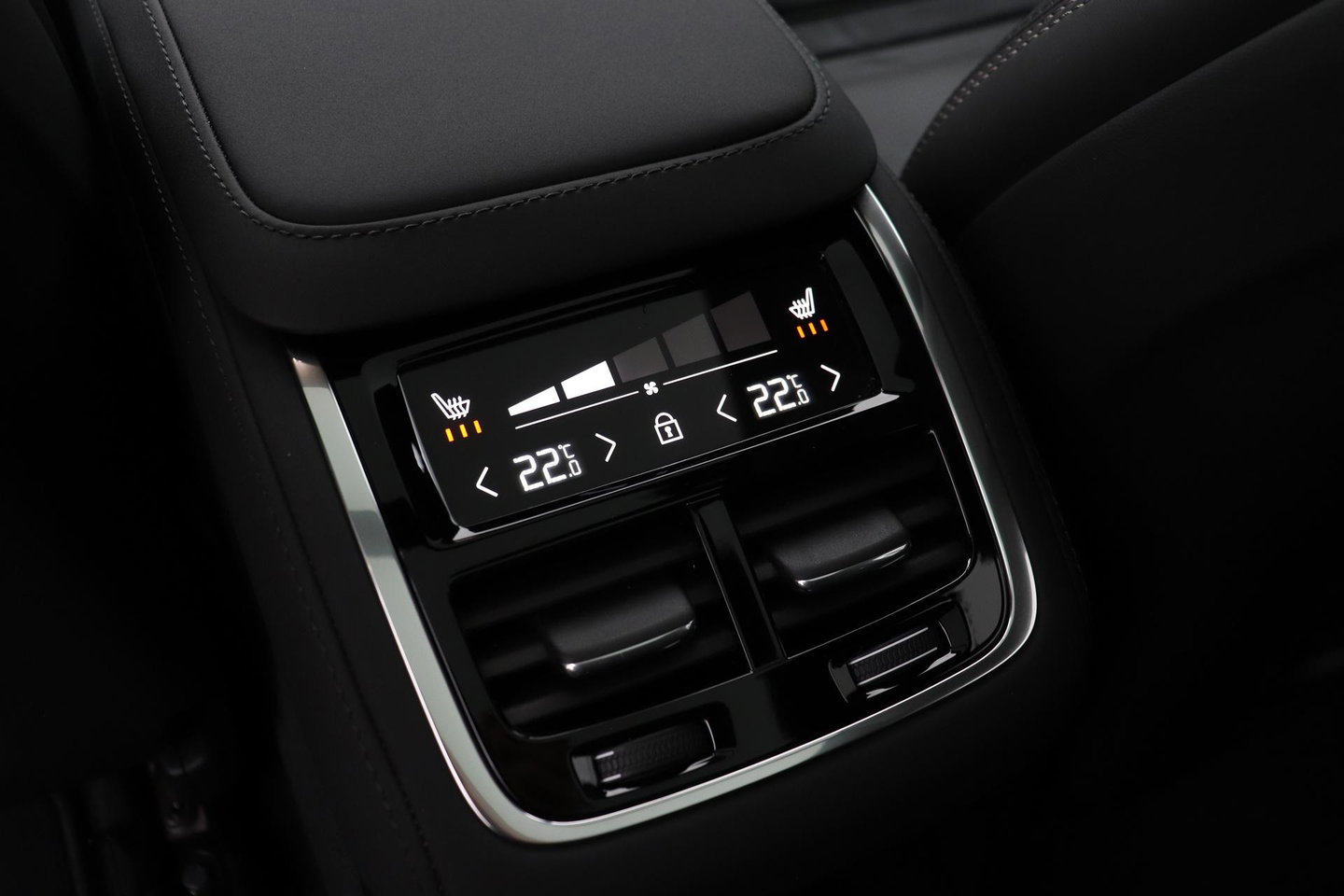 Volvo XC90 T8 Ultra Black Edition | Bowers&Wilkins | Luchtvering | Panoramadak | Trekhaak | 360° Camera | Massage | Stoelventilatie