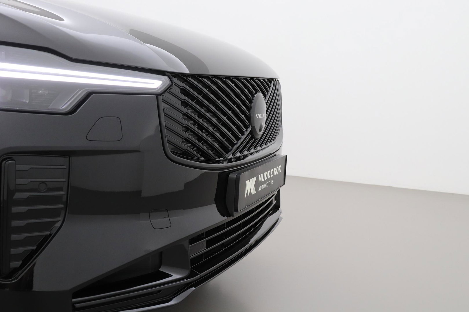 Volvo XC90 T8 Ultra Black Edition | Bowers&Wilkins | Luchtvering | Panoramadak | Trekhaak | 360° Camera | Massage | Stoelventilatie