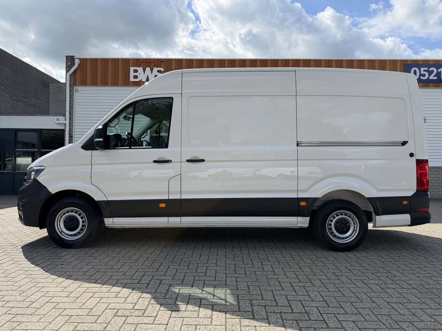 Volkswagen Crafter 35 2.0 TDI 177pk L3H3 ( L2H2 ) Comfortline / vaste prijs rijklaar € 23.950 ex btw / euro 6 / lease vanaf € 391 / dubbele schuifdeur / ramen rondom / airco / cruise / navi / camera !