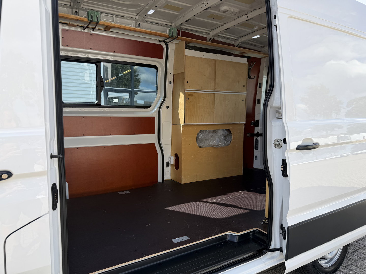Volkswagen Crafter 35 2.0 TDI 177pk L3H3 ( L2H2 ) Comfortline / vaste prijs rijklaar € 23.950 ex btw / euro 6 / lease vanaf € 391 / dubbele schuifdeur / ramen rondom / airco / cruise / navi / camera !
