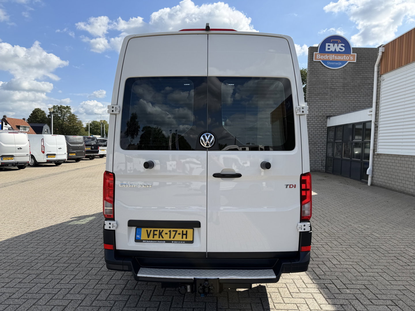 Volkswagen Crafter 35 2.0 TDI 177pk L3H3 ( L2H2 ) Comfortline / vaste prijs rijklaar € 23.950 ex btw / euro 6 / lease vanaf € 391 / dubbele schuifdeur / ramen rondom / airco / cruise / navi / camera !