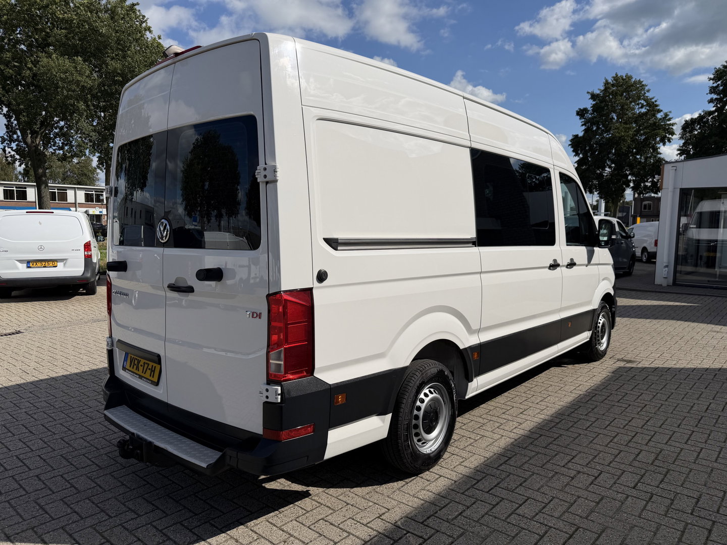 Volkswagen Crafter 35 2.0 TDI 177pk L3H3 ( L2H2 ) Comfortline / vaste prijs rijklaar € 23.950 ex btw / euro 6 / lease vanaf € 391 / dubbele schuifdeur / ramen rondom / airco / cruise / navi / camera !