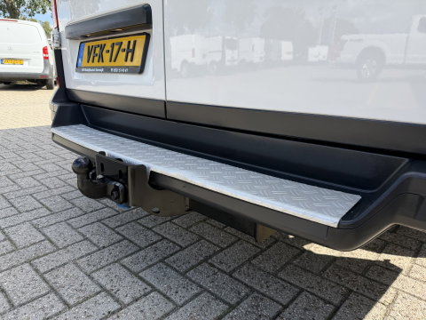 Volkswagen Crafter 35 2.0 TDI 177pk L3H3 ( L2H2 ) Comfortline / vaste prijs rijklaar € 23.950 ex btw / euro 6 / lease vanaf € 391 / dubbele schuifdeur / ramen rondom / airco / cruise / navi / camera !