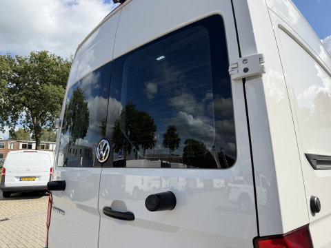 Volkswagen Crafter 35 2.0 TDI 177pk L3H3 ( L2H2 ) Comfortline / vaste prijs rijklaar € 23.950 ex btw / euro 6 / lease vanaf € 391 / dubbele schuifdeur / ramen rondom / airco / cruise / navi / camera !