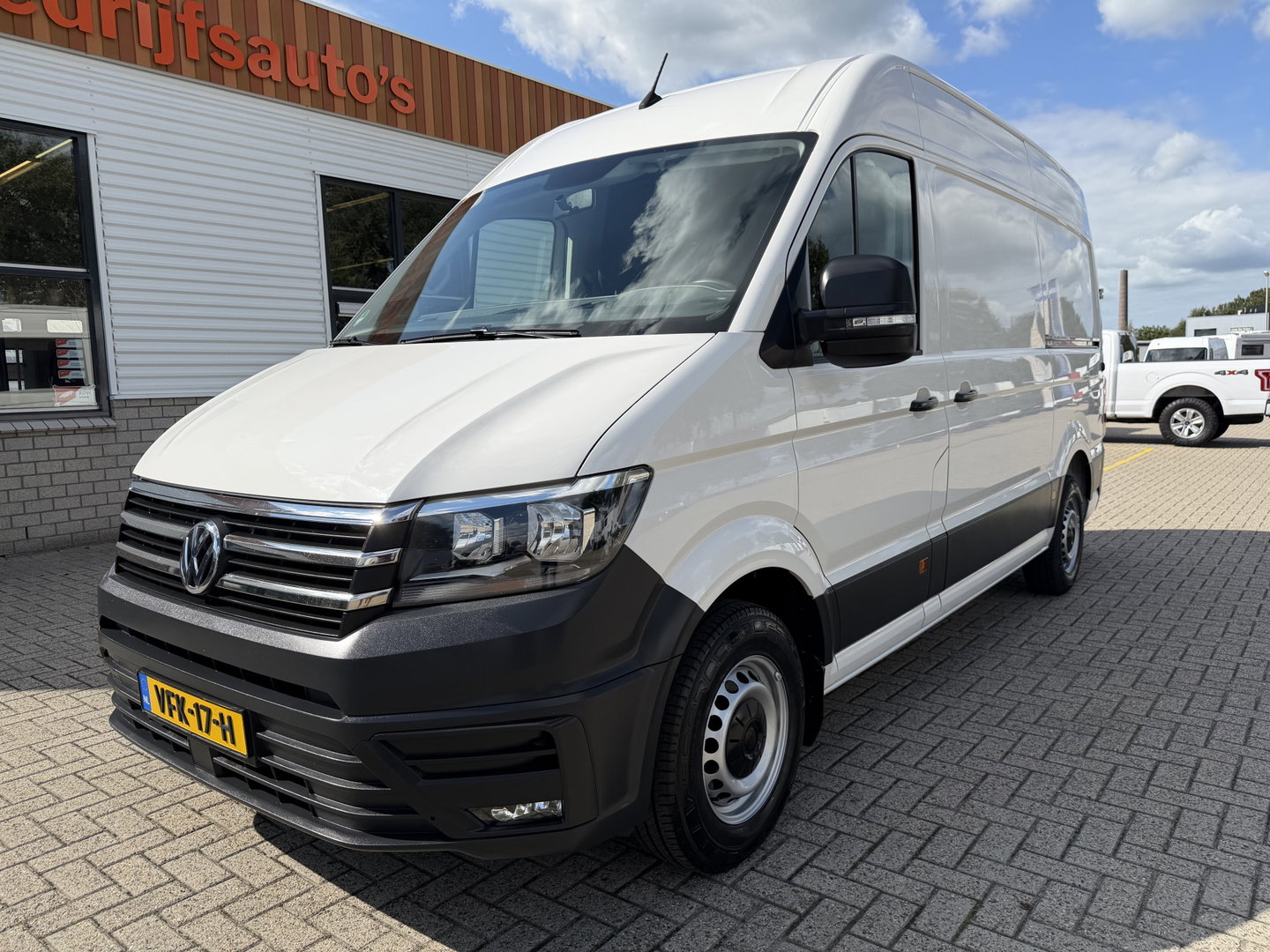 Volkswagen Crafter 35 2.0 TDI 177pk L3H3 ( L2H2 ) Comfortline / vaste prijs rijklaar € 23.950 ex btw / euro 6 / lease vanaf € 391 / dubbele schuifdeur / ramen rondom / airco / cruise / navi / camera !