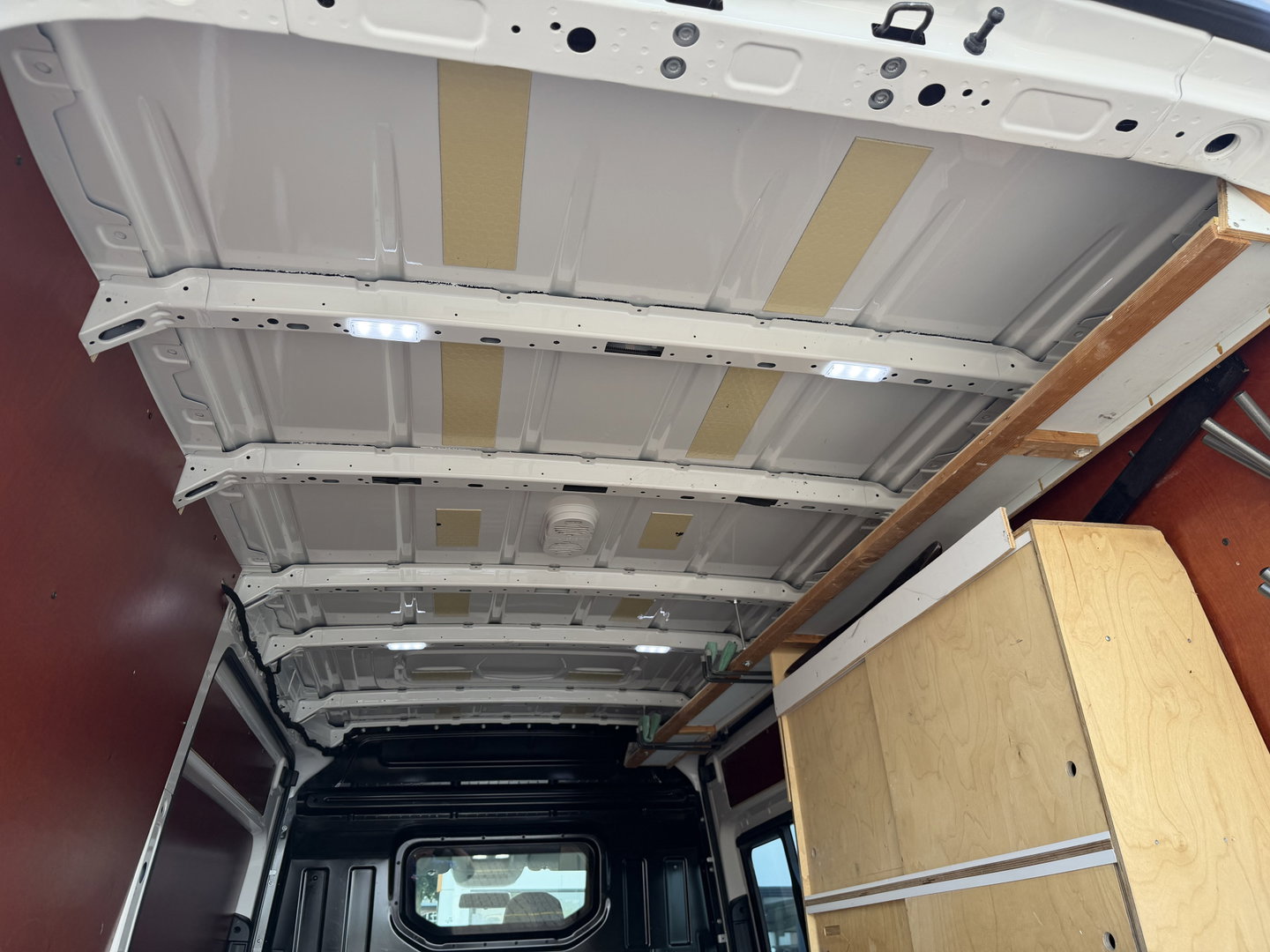 Volkswagen Crafter 35 2.0 TDI 177pk L3H3 ( L2H2 ) Comfortline / vaste prijs rijklaar € 23.950 ex btw / euro 6 / lease vanaf € 391 / dubbele schuifdeur / ramen rondom / airco / cruise / navi / camera !