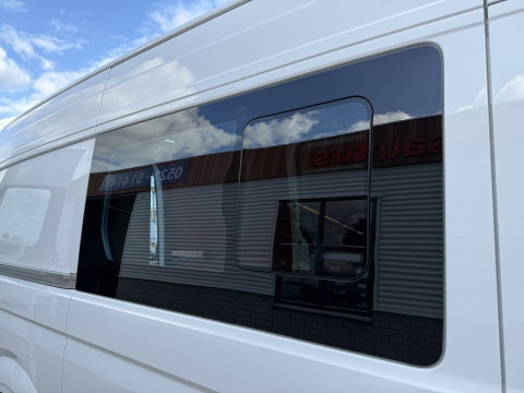 Volkswagen Crafter 35 2.0 TDI 177pk L3H3 ( L2H2 ) Comfortline / vaste prijs rijklaar € 23.950 ex btw / euro 6 / lease vanaf € 391 / dubbele schuifdeur / ramen rondom / airco / cruise / navi / camera !